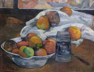 Schale mit Obst und Krug vor einem Fenster, ca. 1890